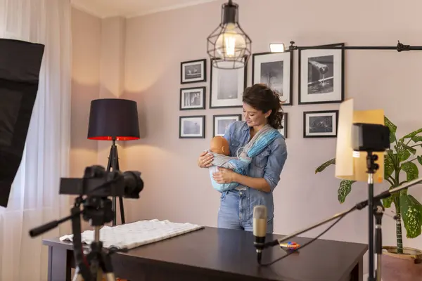 Vrouwelijke Vlogger Opnemen Video Het Gebruik Juiste Verpakking Van Baby — Stockfoto