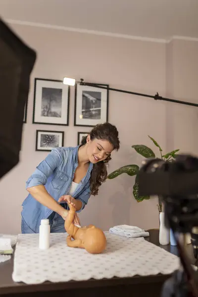 影响者记录新生儿护理产品的视频 Vlogger制作新生儿护理指导 作为网上产前课程的一部分 — 图库照片