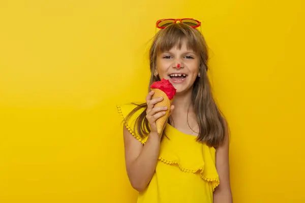 Dziecko Jedzące Lody Stożku Uśmiechnięte Odizolowane Żółtym Tle — Zdjęcie stockowe
