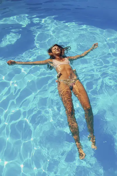 Vista Ángulo Alto Hermosa Mujer Joven Con Traje Baño Flotando — Foto de Stock