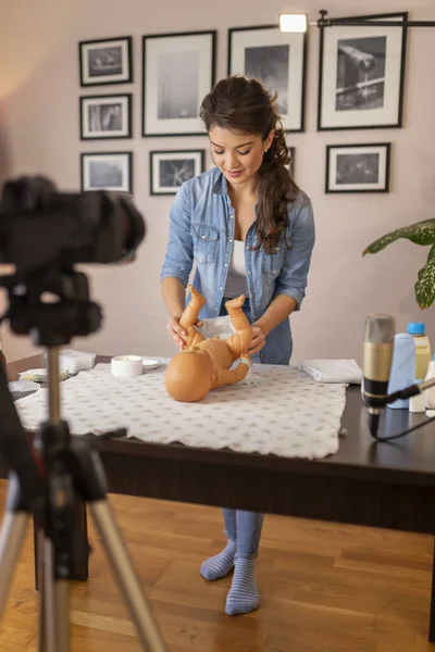Vlogger Filmando Video Sobre Cambio Pañales Para Bebés Recién Nacidos — Foto de Stock