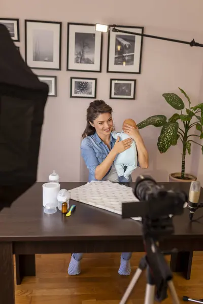 Vrouwelijke Vlogger Opname Video Pasgeboren Baby Boeren Posities Baby Handling — Stockfoto