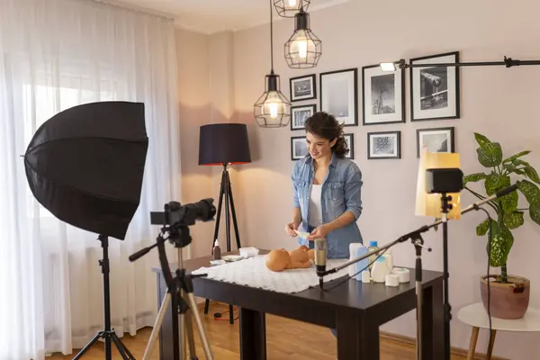 Female Vlogger Recording Educational Newborn Baby Care Videos Umbilical Cord — Stock Photo, Image