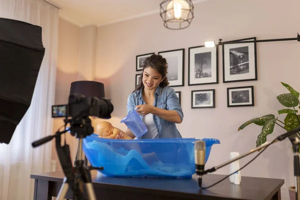 Kobieta Vloger Nagrywanie Wideo Noworodka Kąpieli Ramach Zajęć Prenatalnych Online — Zdjęcie stockowe