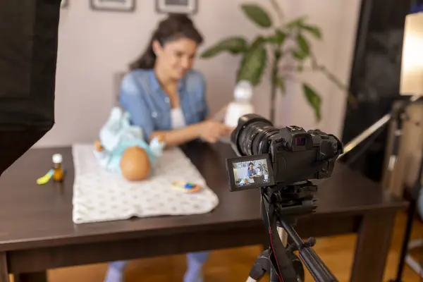 Vrouwelijke Vlogger Opnemen Video Flessenmelk Voorbereiding Verwarming Een Huishoudapparaat Als — Stockfoto
