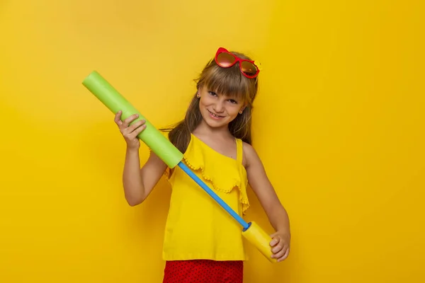 Portrait Beautiful Little Girl Playing Water Gun Toy Getting Ready — Stock Photo, Image
