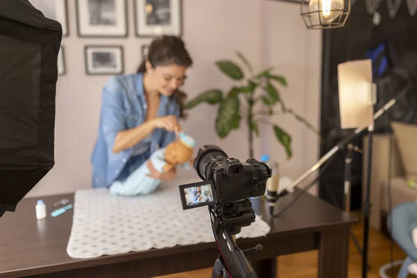 Vrouwelijke Vlogger Maakt Een Video Borstelen Van Pasgeboren Baby Haar — Stockfoto