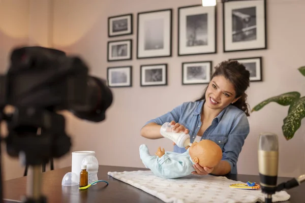作为网上产前课程的一部分 女性博客记录员录制了有关新生儿奶瓶喂养和婴儿处理的视频 — 图库照片