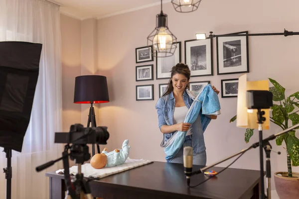 Female Vlogger Making Video Use Proper Wrapping Baby Ring Sling — Stock Photo, Image