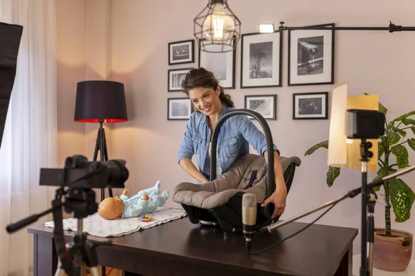 Vrouwelijke Vlogger Filmen Tutorial Pasgeboren Baby Zorg Baby Handling Positionering — Stockfoto