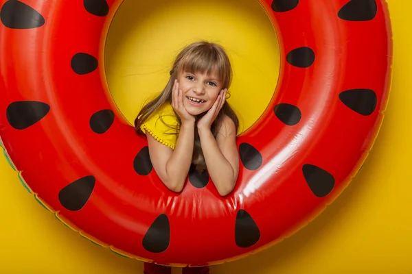 Kleines Mädchen Das Durch Einen Riesigen Aufblasbaren Schwimmring Aus Wassermelonen — Stockfoto
