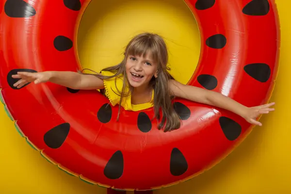 Kleines Mädchen Das Mit Einem Aufblasbaren Schwimmring Aus Wassermelonen Spielt — Stockfoto