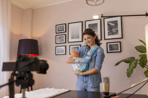 作为网上产前课程的一部分 女性Vlogger录制了关于使用和妥善包装婴儿载体围巾的视频 — 图库照片