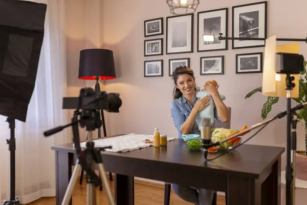 Kvinnlig Vlogger Inspelning Video Baby Nutrition Och Baby Hantering Efter — Stockfoto