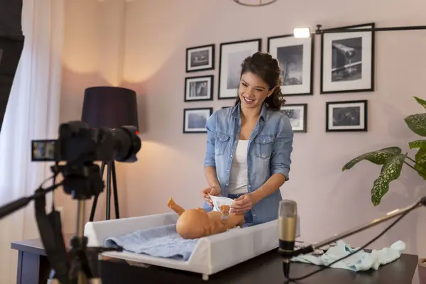 Yeni Doğan Bebek Bezi Değiştirme Videosu Çeken Kadın Video Kaydedici — Stok fotoğraf