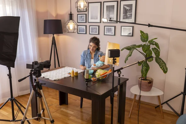 Vídeo Grabación Vlogger Femenina Sobre Introducción Alimento Blando Nutrición Del — Foto de Stock