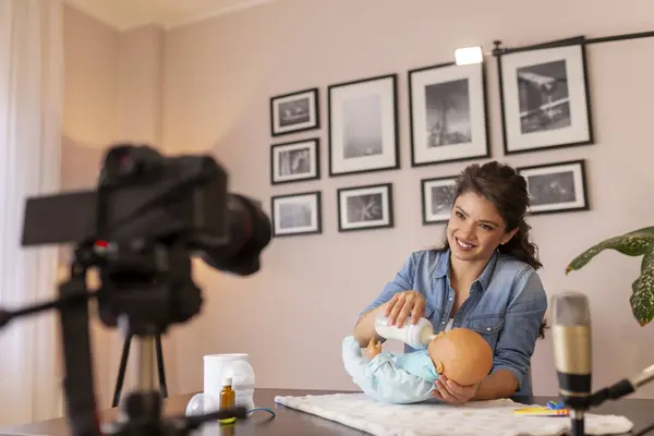 Žena Vlogger Nahrávání Videa Novorozence Láhev Krmení Manipulace Dítětem Rámci — Stock fotografie