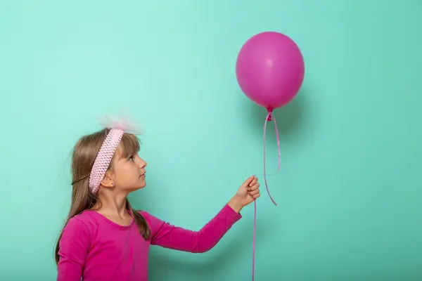 Mooi Klein Meisje Met Een Roze Ballon Geïsoleerd Muntkleurige Achtergrond — Stockfoto
