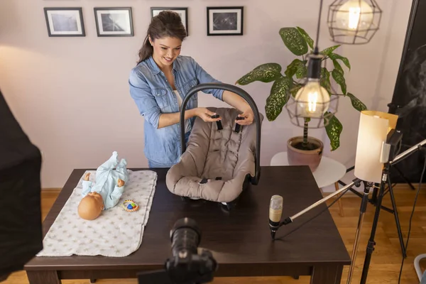 Influencer Κάνει Ένα Νεογέννητο Κάθισμα Μωρού Επανεξέταση Των Προϊόντων Κάθισμα — Φωτογραφία Αρχείου