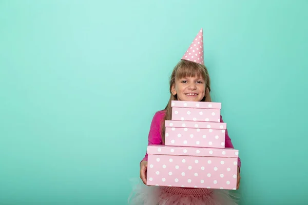 Bella Bambina Con Cappello Festa Che Celebra Suo Compleanno Tiene — Foto Stock