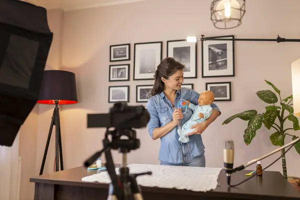 Influencer Maken Tutorial Pasgeboren Baby Zorg Baby Handling Positionering Als — Stockfoto