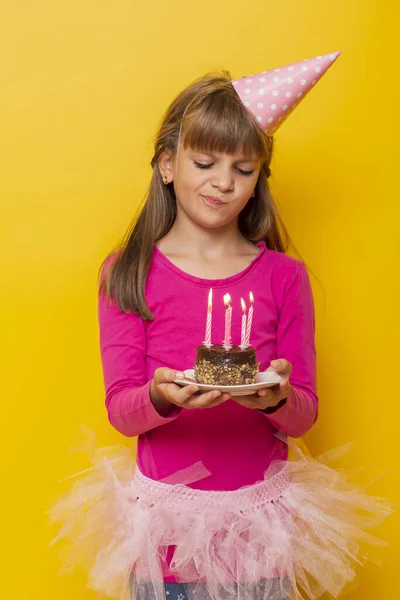 Bella Bambina Che Indossa Cappello Compleanno Tenendo Una Torta Compleanno — Foto Stock