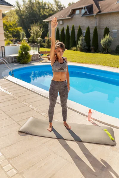 Krásná Mladá Žena Stojící Podložce Jógy Roztahuje Venkovní Cvičení Bazénu — Stock fotografie