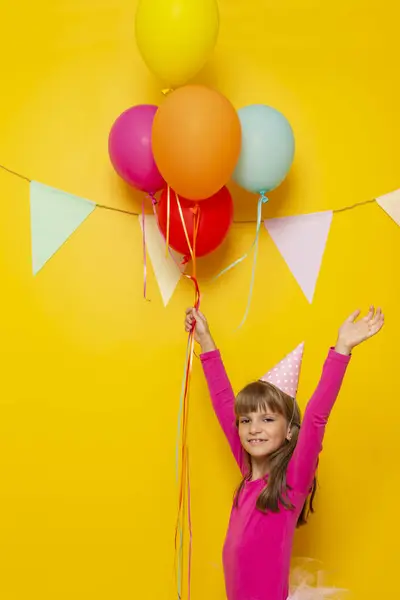 Bella Bambina Diverte Festeggiare Suo Compleanno Giocando Con Mazzi Palloncini — Foto Stock