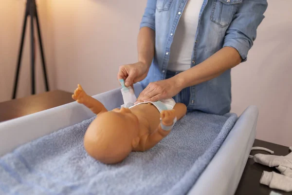 生まれたばかりの赤ん坊のおむつを変えることについての女性のブロガーの撮影ビデオ オンライン出生前のクラスの一部として新生児のケアについてのチュートリアルを作る女性のインフルエンサー — ストック写真