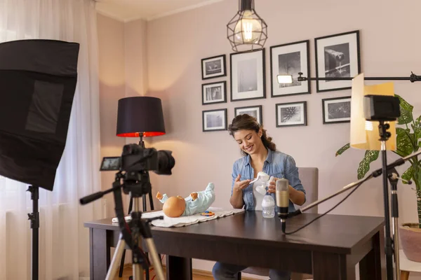 Kvinnlig Vlogger Inspelning Handledning Bröst Pump Bruksanvisningar Som Del Online — Stockfoto