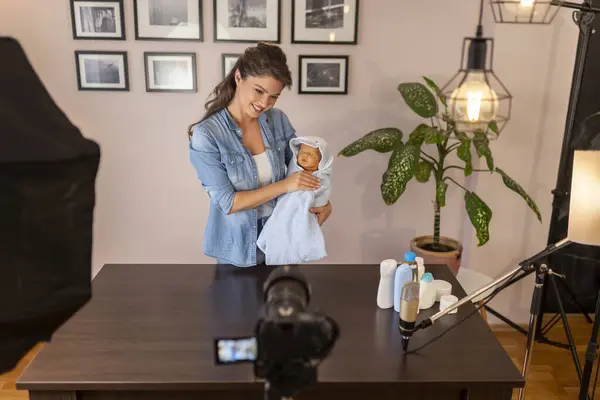 女性のブロガー 入浴後の新生児の取り扱いに関するビデオを作る タオルでそれを包む 保持し 新生児の取り扱いのチュートリアルを作るインフルエンサー — ストック写真
