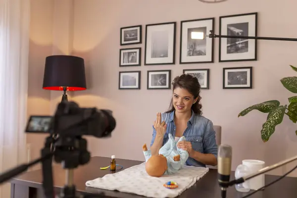 Vrouwelijke Vlogger Het Maken Van Video Pasgeboren Baby Buik Massage — Stockfoto