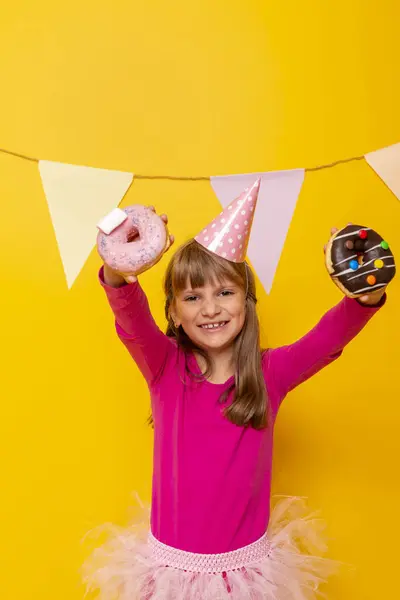 Mooi Klein Meisje Dragen Verjaardag Hoed Met Kleurrijke Donuts Geïsoleerd — Stockfoto