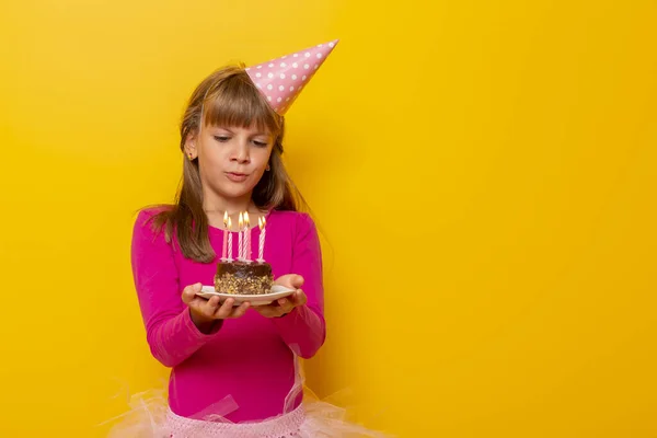 Bella Bambina Che Indossa Cappello Compleanno Tenendo Una Torta Compleanno — Foto Stock