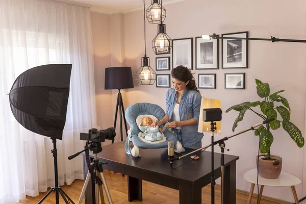 Influencer Κάνει Βίντεο Σχετικά Χρήση Του Νεογέννητο Μωρό Φορητή Κούνια — Φωτογραφία Αρχείου