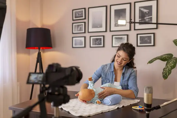 Vlogger Femenina Haciendo Video Sobre Manejo Posicionamiento Del Bebé Recién — Foto de Stock