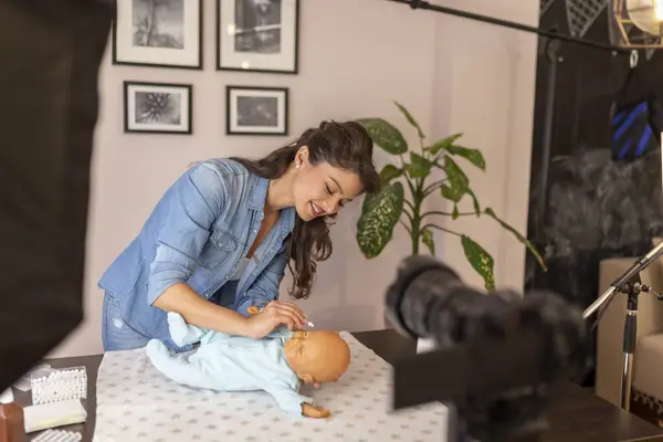 Vídeo Grabación Vloger Femenino Sobre Limpieza Orejas Bebé Recién Nacido —  Fotos de Stock