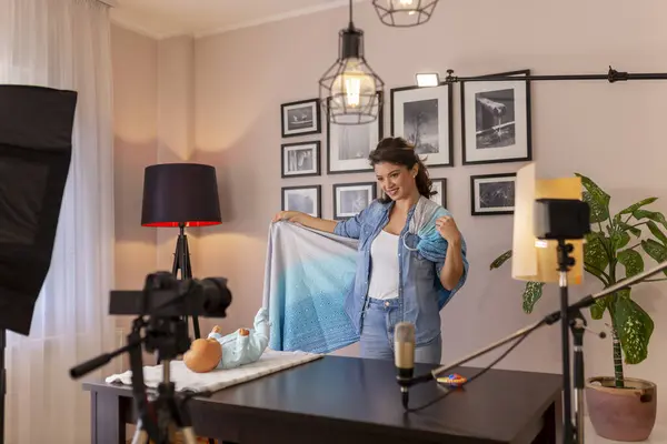 Vlogger拍摄视频 内容是作为网上分娩课程的一部分 如何使用和正确定位婴儿车的围巾环带 — 图库照片