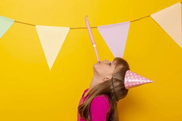 Mooi Klein Meisje Hebben Plezier Vieren Haar Verjaardag Blazen Partij — Stockfoto