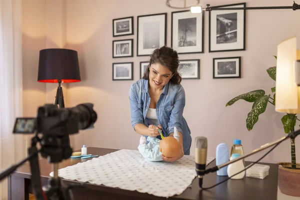 Kvinnlig Vlogger Gör Handledning Nyfödda Barn Kolik Och Användningen Baby — Stockfoto