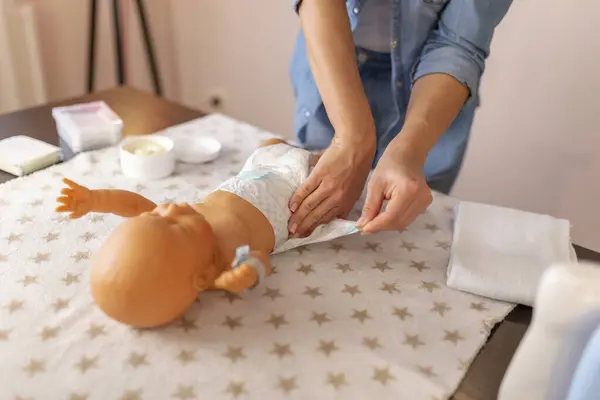 Vrouwelijke Vlogger Filmen Video Het Veranderen Van Pasgeboren Baby Luiers — Stockfoto