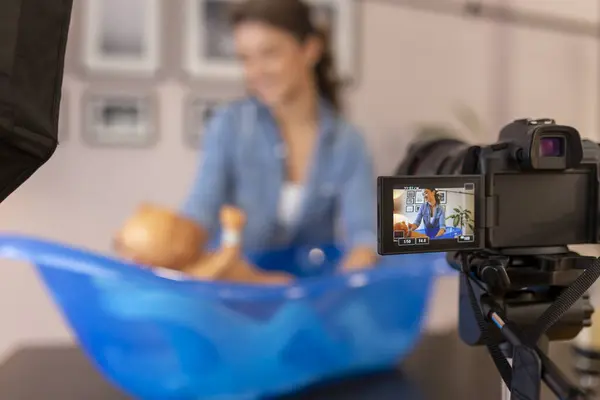 作为产前在线课程的一部分 女性吸血鬼记录了新生儿洗澡的视频 女性影响者拍摄了关于新生儿护理的教学 — 图库照片