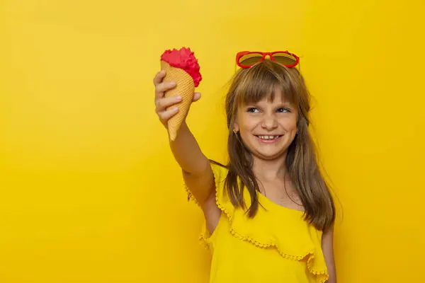Dziecko Trzymające Lody Stożku Uśmiechnięte Odizolowane Żółtym Tle — Zdjęcie stockowe