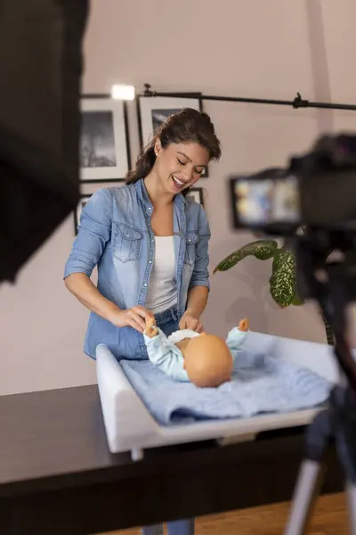 Žena Vloger Natáčení Video Změně Novorozence Oblečení Jako Součást Line — Stock fotografie