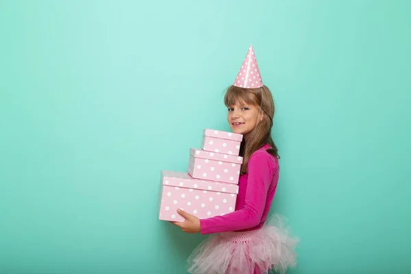 Όμορφο Κοριτσάκι Φορώντας Καπέλο Κόμμα Γιορτάζει Γενέθλιά Της Και Κρατώντας — Φωτογραφία Αρχείου