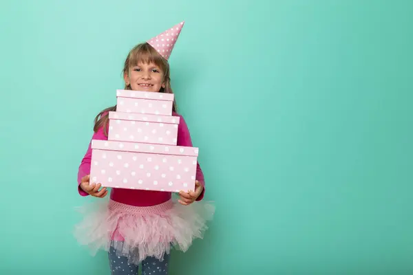 Bella Bambina Con Cappello Festa Che Celebra Suo Compleanno Tiene — Foto Stock