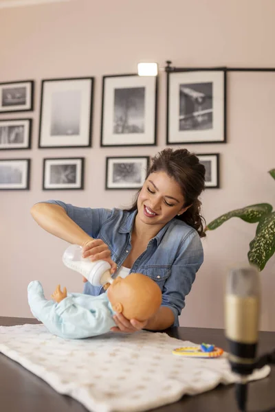 制作有关新生儿奶瓶喂养和婴儿处理的视频 作为网上产前课程的一部分 — 图库照片