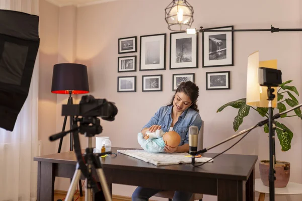 Influencer Gör Video Nyfödda Nappflaska Utfodring Och Baby Hantering Som — Stockfoto