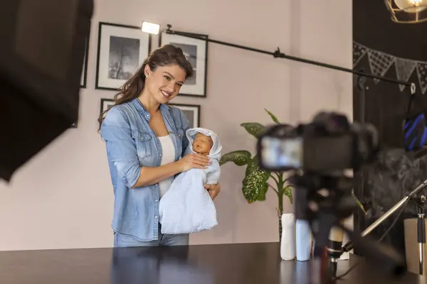 助产士记录下婴儿洗澡后的护理录像 用毛巾包扎 托住和烘干 影响者指导新生儿的护理 — 图库照片