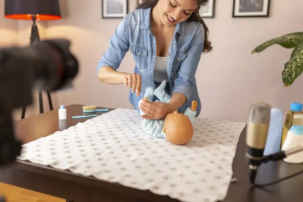 作为网上产前课程的一部分 女性博客记录了用剪刀剪断新生儿指甲的视频 — 图库照片